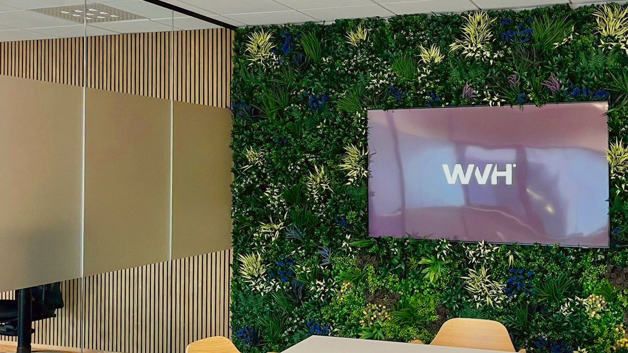 Artificial Green Wall Panels and Wood Wall Panelling: Perfect Combination for Interior Design