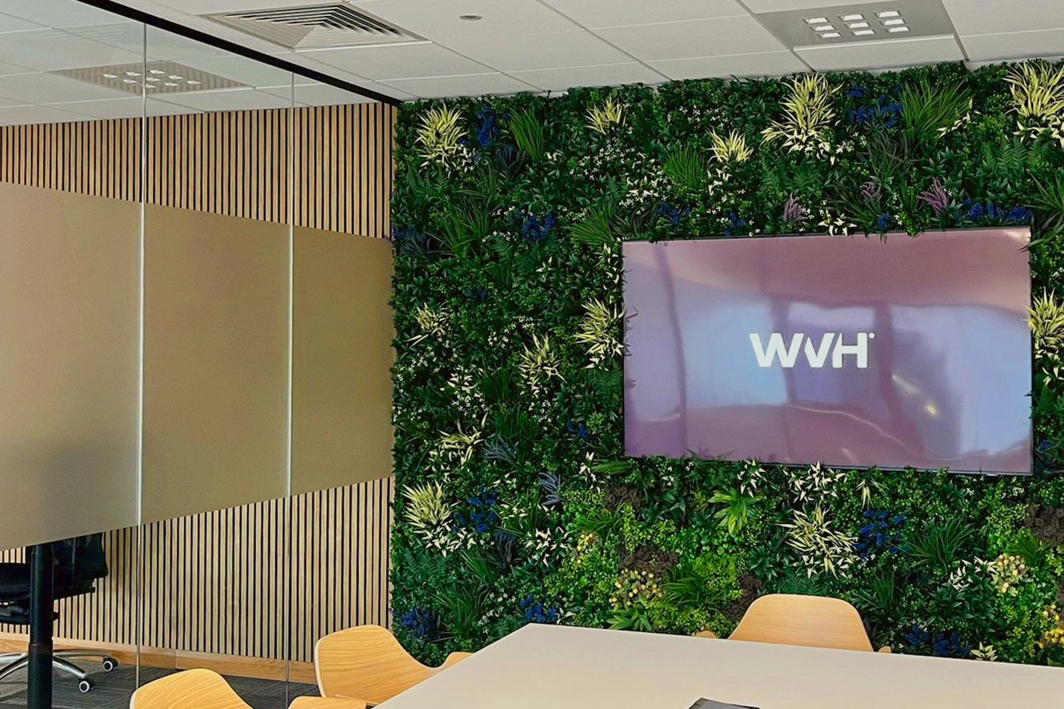 Artificial Green Wall Panels and Wood Wall Panelling: Perfect Combination for Interior Design